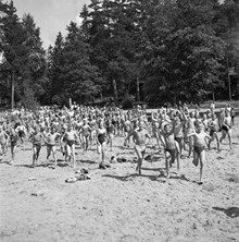 Flatenbadet. Barn springer ner för stranden