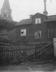 Fastigheten vid Skånegatan 112  från öster. I bakgrunden längst t.v. Sofia kyrka