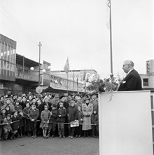 Vällingby Centrum, invigningsdagen. Carl Albert Anderson invigningstalar