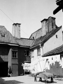 Gårdssidan vid Timmermansgatan 37. Tvätten hänger på tork