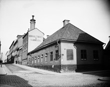 Nytorgsgatan norrut från Tjärhovsgatan. Nytorgsgatan 19 t.h. I bakgrunden Södra Maltfabriken med torkria.