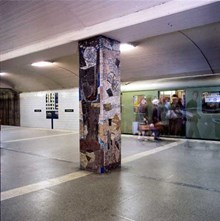 Pelare i stenmosaik på T-Centralens tunnelbanestation