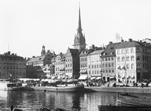 Kornhamnstorg från Slussen. I fonden Tyska kyrkan