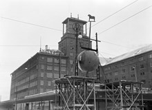 Ringvägen 100, Åhlén & Holm. En reklamkula på 3500 kilo placerades på varuhusets tak. Det är en tidskula, med fyra urtavlor, en neonljusring och en dalahäst ovanpå