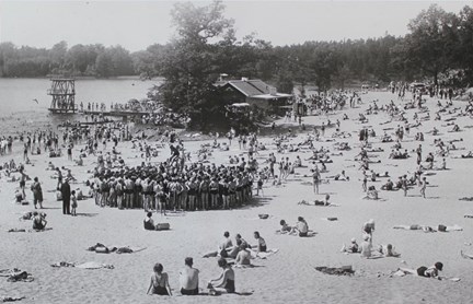 Svartvitt fotografi på sandstranden i Flatenbadet