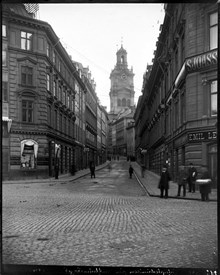 Storkyrkobrinken från Riddarhustorget. Storkyrkan i fonden