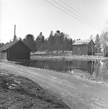 Damm och ekonomibyggnader i Akalla by
