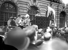 Kung Gustav V håller sitt tal till bönderna på Kungliga Slottets Borggård under Bondetåget 1914.