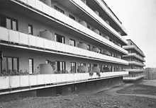 Nybyggda flerbostadshus i funkisstil. Kv. Marmorn