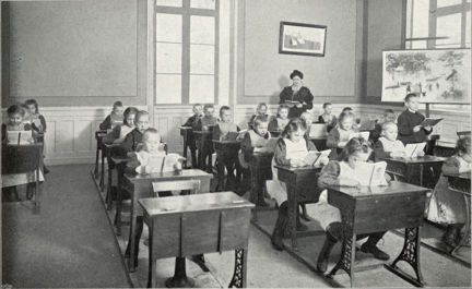 Svartvitt fotografi på barn i klassrum på Frimurarbarnhuset