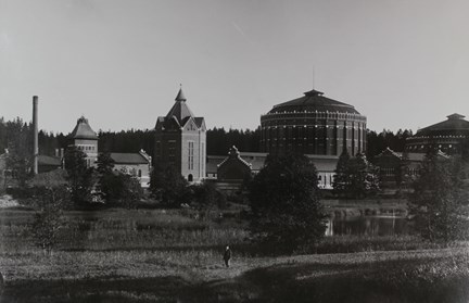 Svartvitt fotografi på gasklockor vid Värtagasverket