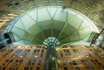 Grön pelare i Söderhallarna formad som ett träd.