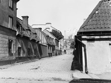 Bengt Ekehjelmsgatan österut från Timmermansgatan. T.v. Bengt Ekehjelmsgatan 10 - 2. T.h. Bengt Ekehjelmsgatan 7 och 5. I fonden ligger Nürnbergsbryggeriet vid Swedenborgsgatan 15