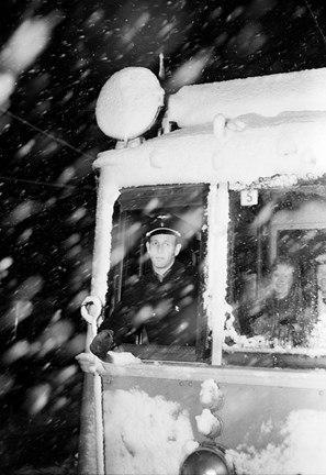 Spårvagnsfront med förare, snöfall.