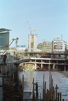 Sergels Torg under byggnad. I bakgrunden byggnation för Skandinaviska Bankens huvudkontor