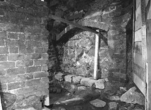 Foto på murad tegelvägg med valv vid arkeologisk undersökning i Storkyrkobrinken