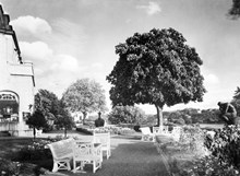 Prins Eugens Waldemarsudde. Slottsterrassen med trädgårdsmöbler.