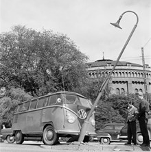 Torsgatan utanför Sabbatsbergs gasklocka. En Volkswagenbuss har krockat mot en lyktstolpe