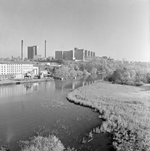 Årsta Holmar, utsikt från järnvägsbron mot nordost. F.d. Tanto Sockerbruk och Södersjukhuset i fonden