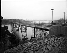 Stora Essingebron från Stora Essingen. I bakgrunden Lilla Essingen