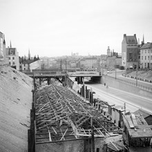 Södergatan norrut mot Hornsgatan. Spårvagnen passerar på Horngatan som leds på en bro över Södergatan. T.h. ses Repslagargatan