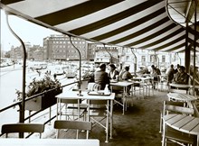 Restaurang Rotundan. Exteriör, terrassen. I bakgrunden skymtar bussterminalen vid Torsgatan. Bussar och trådbussar.