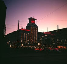 Åhlénsvaruhuset från hörnet av Ringvägen och Götgatan. Skymningsbild