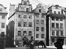 Stortorgets västra sida. På Schantzska huset sitter reklamskyltar för bl. a. Sophie Engstrands Pappers & Kontorsboksaffär