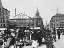 Torghandel på Ladugårdslandstorg. I fonden Östermalms Saluhall.