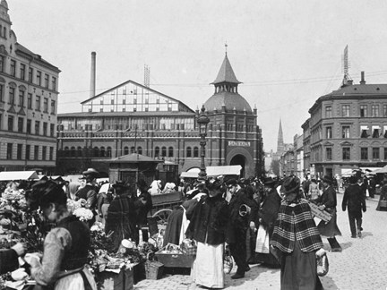 Torghandel på Ladugårdslandstorg. I fonden Östermalms Saluhall.