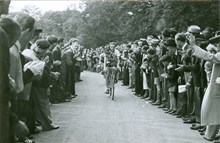 Segraren Harry Snell i Djurgårdsloppet på cykel 1942