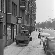 Snöplogning på trottoaren vid Valhallavägen 47