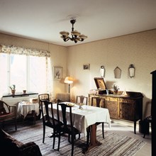 Interiör från vardagsrummet i Stadsmuseets museilägenhet i barnrikehuset vid Stickelbärsvägen 7.