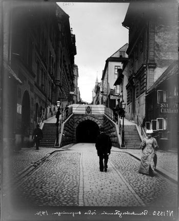 Ett par personer promenerar på David Bagares Gata vid Brunkebergstunnelns mynning