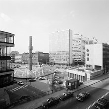 Från Malmskillnadsgatan mot Sergels Torg. Höghusen i fonden