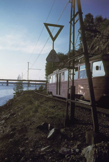 Lidingöbanan vid Herserud. I fonden t.v. Lidingöbron