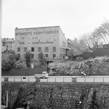 Torkel Knutssonsgatan från öster. Gaveln till Wicanders Korkfabrik vid Brännkyrkagatan 68. Nuv. kv. Leporiden