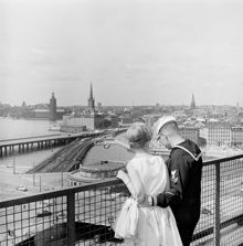 Utsikt från Katarinahissen mot Slussen, Riddarholmen och Gamla Stan. I förgrunden vid staketet en flottist med flickvän