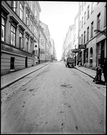 Kammakargatan västerut från Drottninggatan: t.v. kv. Rörstrand och t.h. Kv. Vingråen. Vagn från Nürnbergbryggeriet