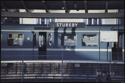 Ett blått tunnelbanetåg har stannat till vid Sturebys tunnelbanestation år 1990