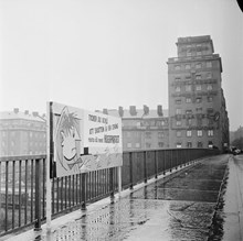 Sankt Eriksbron. Högerns valaffisch. Vy mot Norra sidan av bron. (Sankt Eriksgatan 65, kv. Porslinsbruket)
