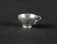Dockskåpsinventarie; kaffekopp
