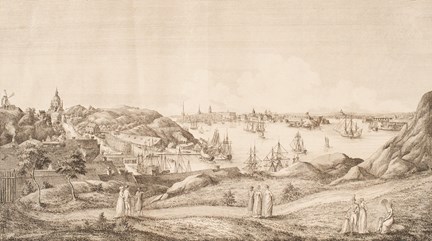 Vy över Stockholm och Södra varvet. Människor flanerar på utsiktsbergen. I bakgrunden syns många fartyg.