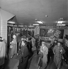 Tunnelbaneresenärer vid rulltrapporna i biljetthallen på Kungsgatan/Hötorgets tunnelbanestation.