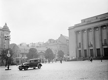 Hötorget sett mot Kungsgatan. T.v. huset Kungsgatan 42. T.h. Konserthuset