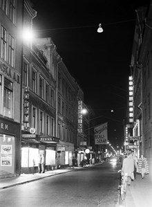 Drottninggatan norrut från Drottninggatan 33 (Jerns), kv. Hägern Större. Nattbild publicerad i samband med att elransoneringen trädde i kraft