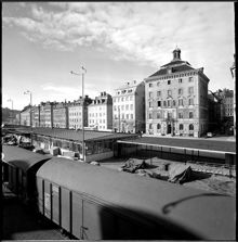 Skeppsbroraden till Skeppsbron 20,  kv. Bachus till höger