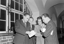 Karlavägen 79. Författarafton i Högre allmänna läroverket på Östermalm (Östra Real). Medverkade gjorde författarna fr. v. Jan Fridegård, Erik Asklund, Werner Aspenström och Thorsten Jonsson