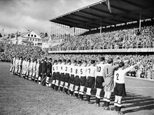 Råsundastadion. Fotbollsmatch mellan Sverige och Tyskland. Det tyska laget gör hitlerhälsning