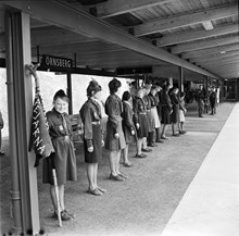 Örnsberg, invigning av Röda linjen, år 1964. Pojk- och flickscouter från Mälarhöjdens scoutkår tog emot invigningståget.